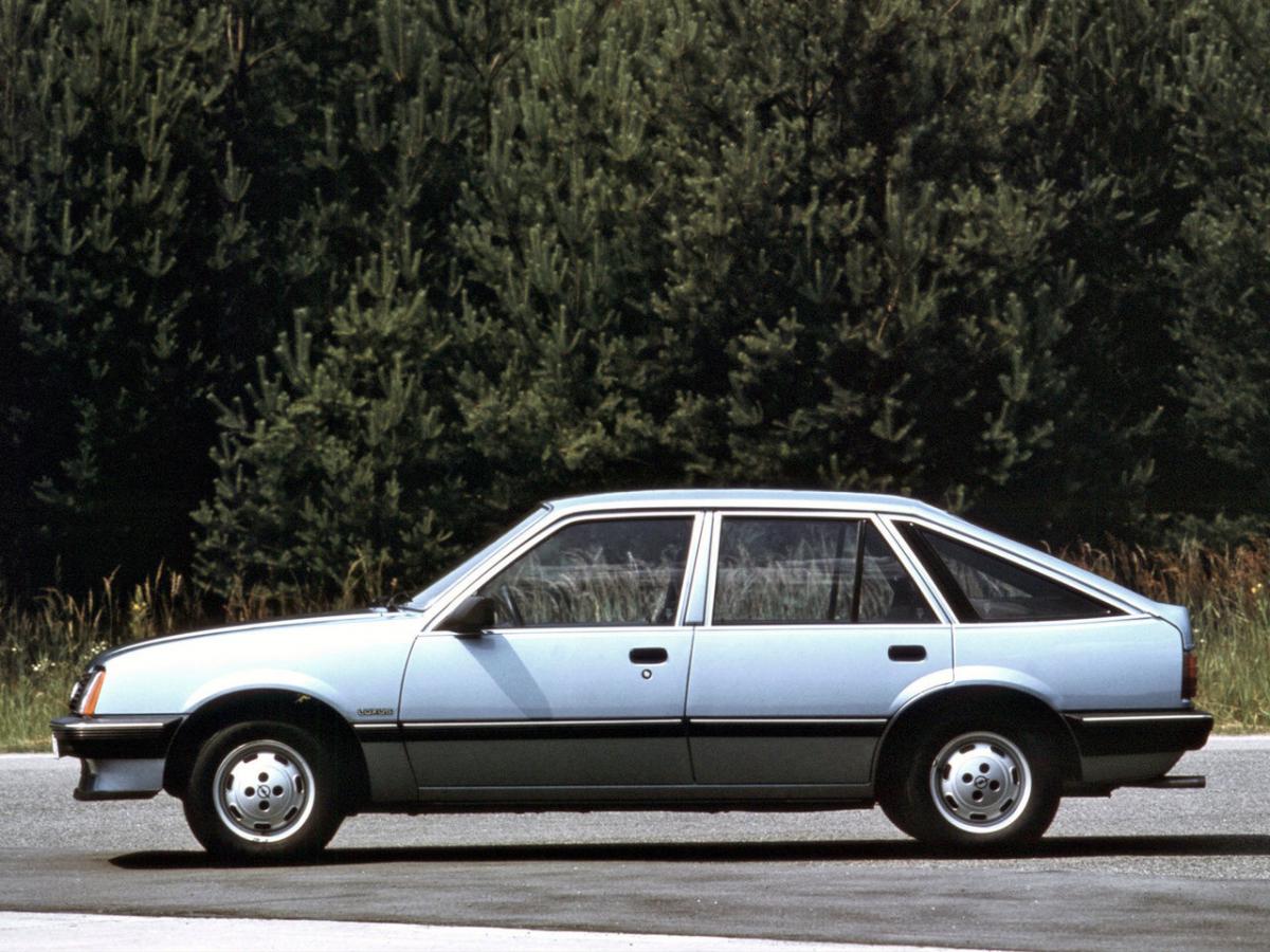 Автомобили Opel Ascona C хэтчбек 5 дв. 1.6 AT (75 л.с.) подробная информация